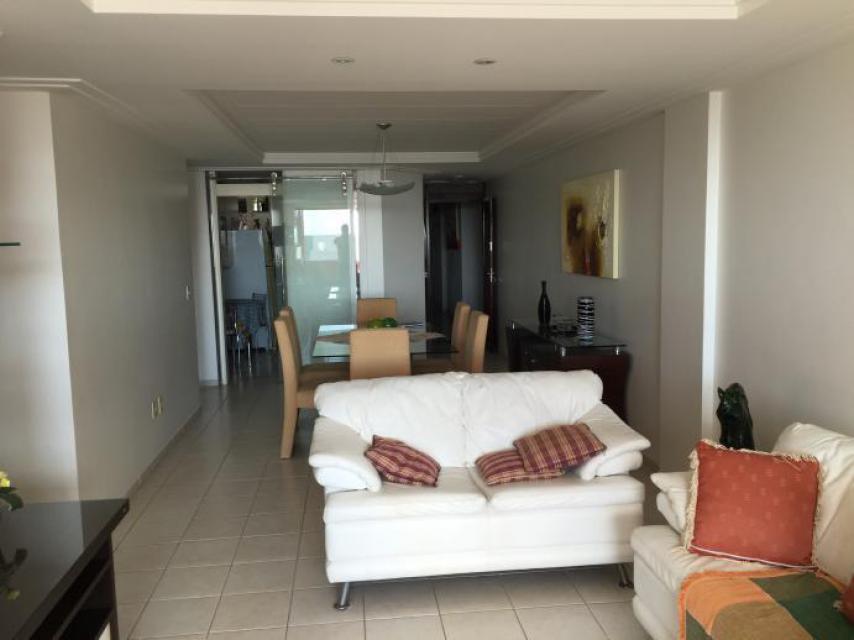 Amplo apartamento no Bessa com 03 suítes.